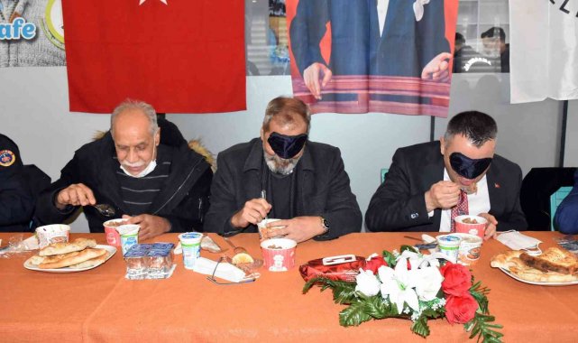 Başkan Bozdoğan görme engellilerle buluştu, göz bandı takıp yemek yedi