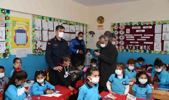 Başkan Bozdoğan, öğrencilerin karne heyecanına ortak oldu
