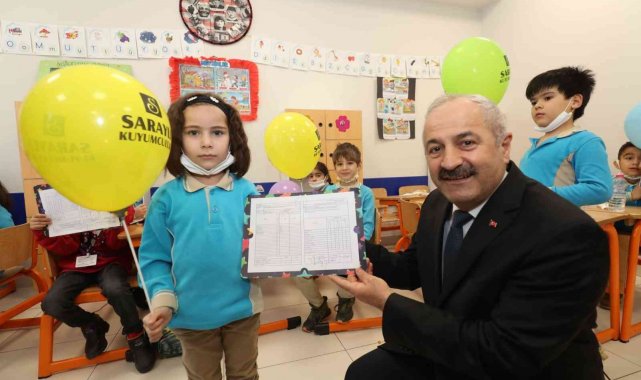 Başkan Büyükgöz, öğrencilere karnelerini dağıttı