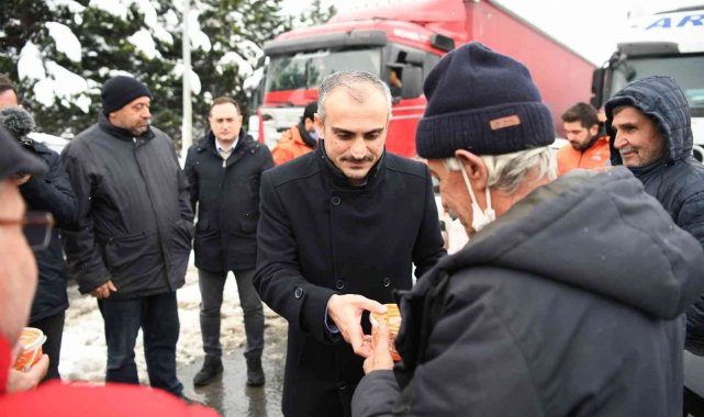 Başkan Çiftçi, yolda kalan tır şoförlerine çorba ikram etti