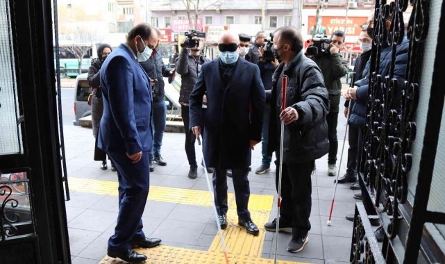 Başkan Çolakbayrakdar make takıp beyaz bastonla yürüdü