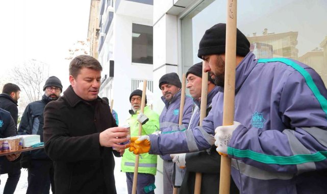 Başkan Dinçer kar temizlik personeline pekmez ikram etti