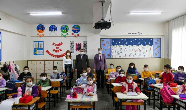 Başkan Kanar'dan öğrencilere karne hediyesi