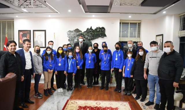 Başkan Kocaman, Kartepe Belediyesi Yüzme Takımını misafir etti