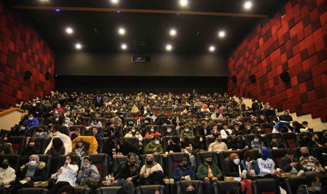 Başkan Özlü, gençlerle birlikte "Kesişme: İyi ki Varsın Eren" filmini izledi