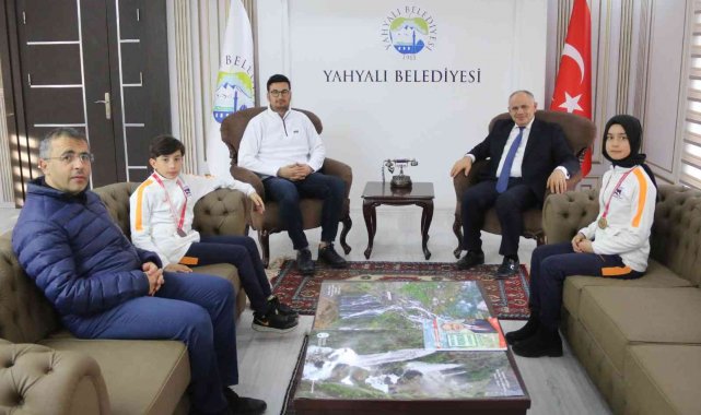 Başkan Öztürk başarılı kayakçıları tebrik etti