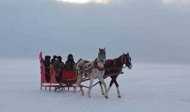 Başkan Şahin, Çıldır Gölü&#039;ne atlı kızakla gezinti yapmanın keyfini yaşadı