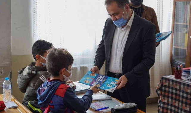 Başkan Şahin, çocuklara 'Akıl' ve 'Zeka' isimli kitapları dağıttı