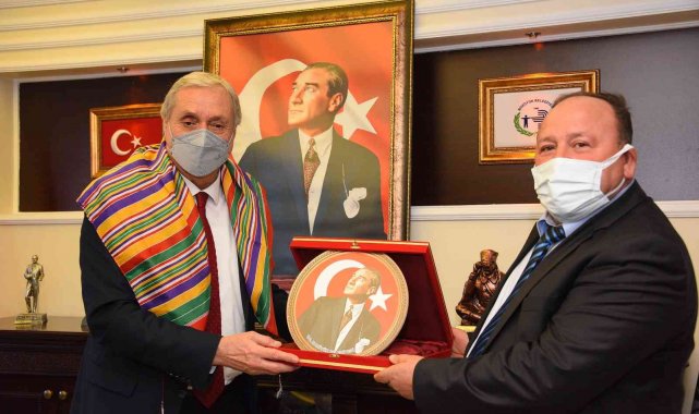 Başkan Şahin'e Yörük poşusu hediye ettiler