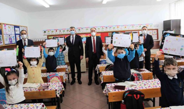 Başkan Sezer, öğrencilerin karne heyecanına ortak oldu