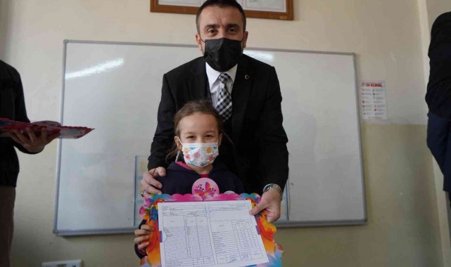 Başkan Tanır öğrencilerin karne heyecanına ortak oldu