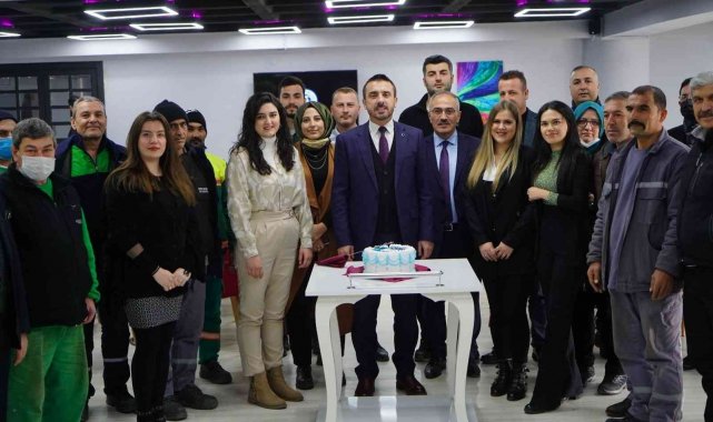 Başkan Tanır&#039;dan belediye personellerine doğum günü sürprizi