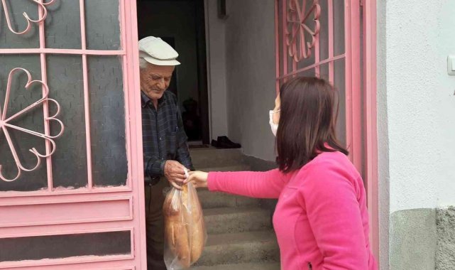 Başkan Tekin sokağa çıkamayan vatandaşların ayağına kadar ihtiyaçlarını götürdü