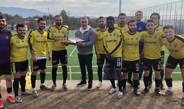 Başkan Ünal futbolculara baklava ikramında bulundu