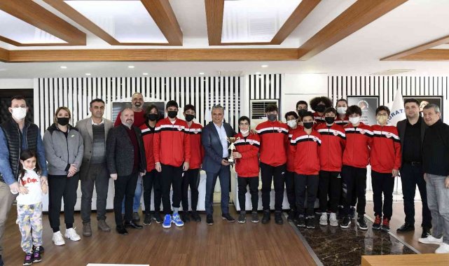 Başkan Uysal, şampiyon takımla buluştu