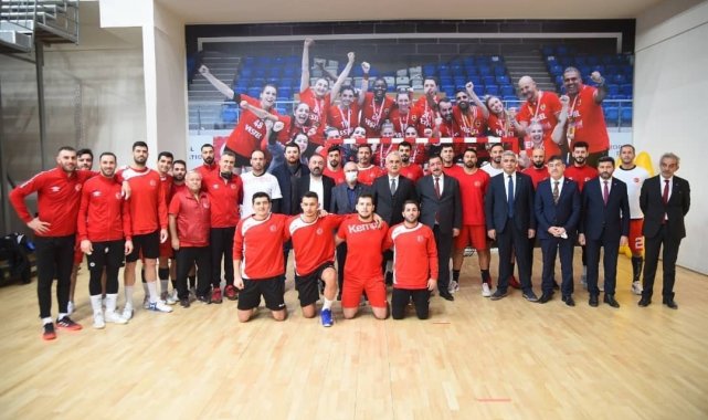 Başkan Vidinlioğlu'ndan A Milli Hentbol Takımına baklava ikramı