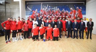 Başkan Vidinlioğlu'ndan A Milli Hentbol Takımına baklava ikramı