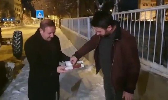 Başkan Yaptırmış'tan karla mücadele ekiplerine tatlı ikramı