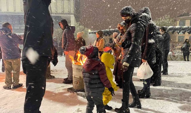 Başkan Yıldırım gençlerle kartopu oynadı