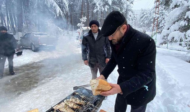 Başkandan karla mücadele ekibine mangalda balık ikramı