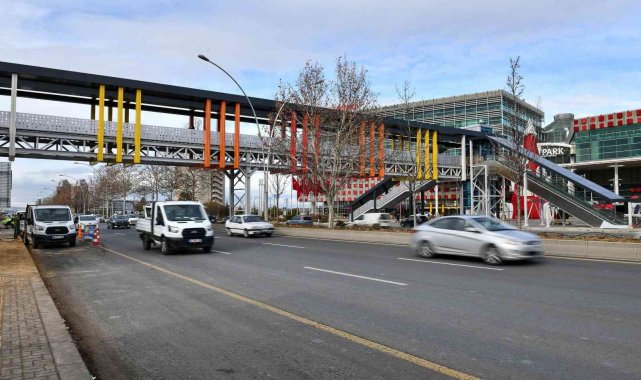 Başkent'e merdivenli ve asansörlü yeni yaya üst geçitleri