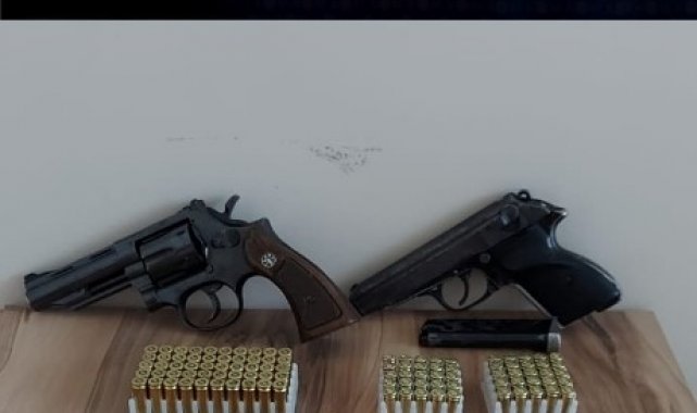Baskın düzenlenen evden 2 adet tabanca çıktı