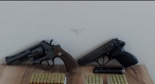 Baskın düzenlenen evden 2 adet tabanca çıktı