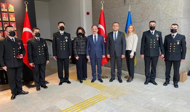 Batan gemideki 6 mürettebatı kurtaran askeri personele Ukrayna Büyükelçisinden madalya