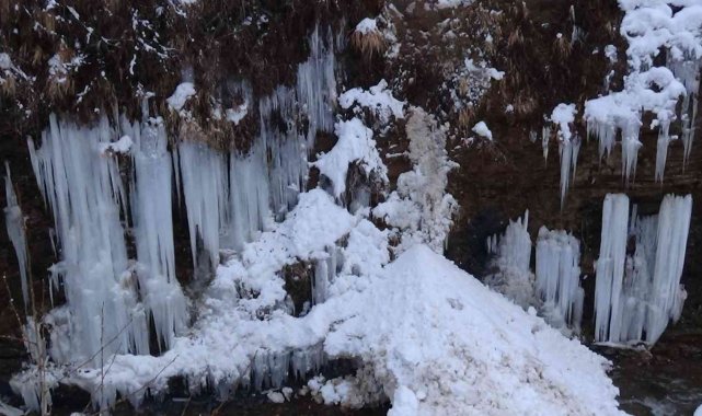 Batman'da 6 metreyi aşan buz sarkıtları görenleri hayran bırakıyor
