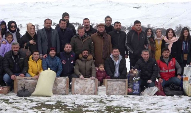 Batman'da bir araya gelen STK'lar sahipsiz hayvanları unutmadı, doğaya yem bıraktı