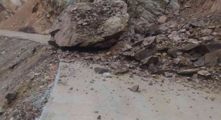 Batman'da dev kaya parçası köy yolunu ulaşıma kapattı