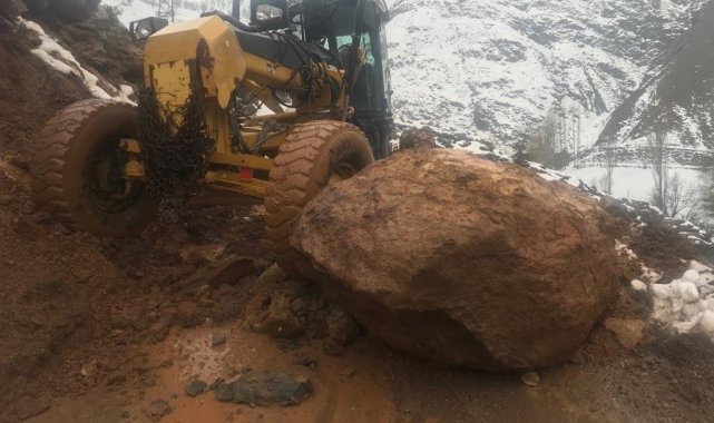 Batman&#039;da heyelan nedeniyle ulaşıma kapanan köy yolları yeniden açıldı