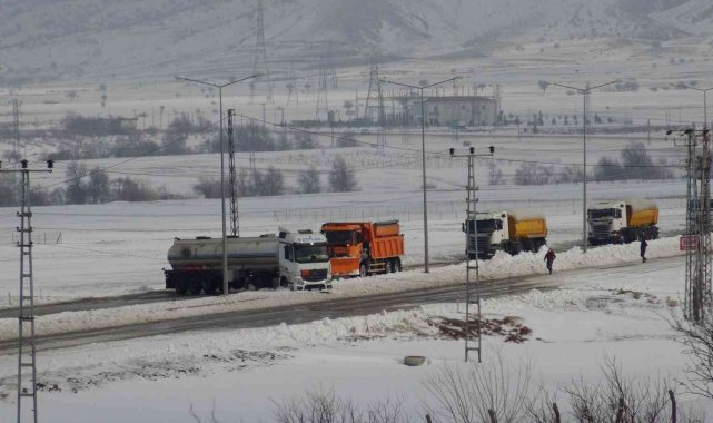 Batman'da kayan tır yolu ulaşıma kapattı