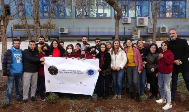Batman'da ortaokul ve üniversite öğrencileri fidan dikti