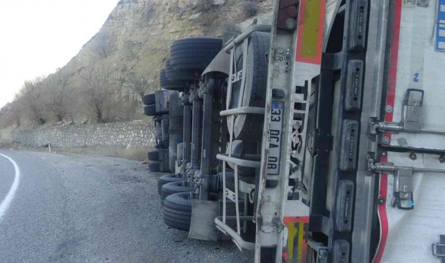 Batman'da virajı alamayan tır devrildi: 1 yaralı