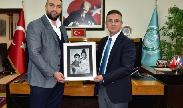 BAÜN'lü Şampiyon Boksörden, Rektör Kuş'a teşekkür ziyareti