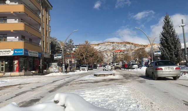 Bayburt güne karla uyandı, okullar tatil edildi