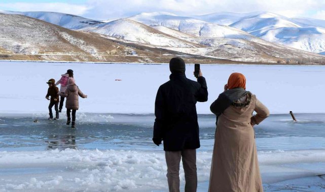 Bayburt'ta baraj gölü dondu