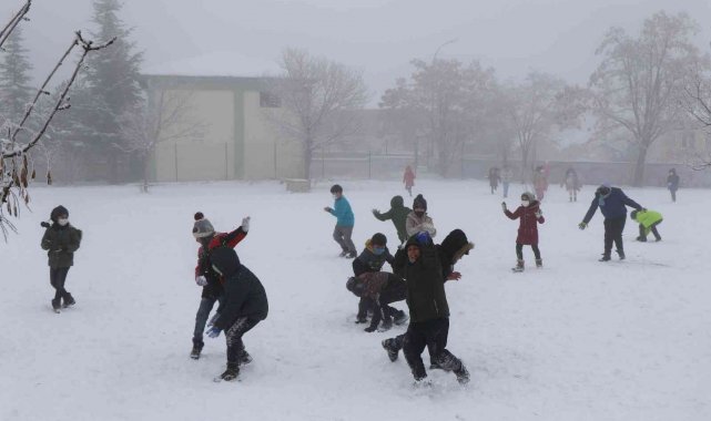 Bayburt'ta eğitime 1 gün süreyle kar tatili