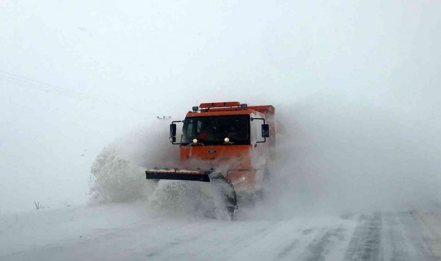 Bayburt'ta kar, tipi ulaşımı aksatıyor