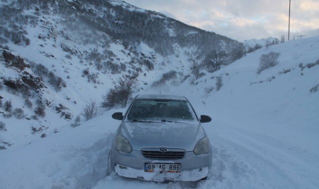 Bayburt'ta kar, tipide araçlarıyla mahsur kalan vatandaşlar kurtarıldı