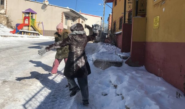 Bayburt&#039;ta karın tadını poşetle kayan çocuklar çıkardı