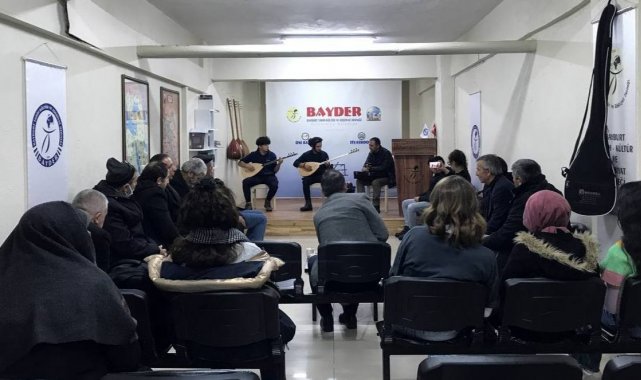 Bayburt'ta soğuk kış günleri sazlı, sözlü Anadolu türküleri eşliğinde ısınıyor