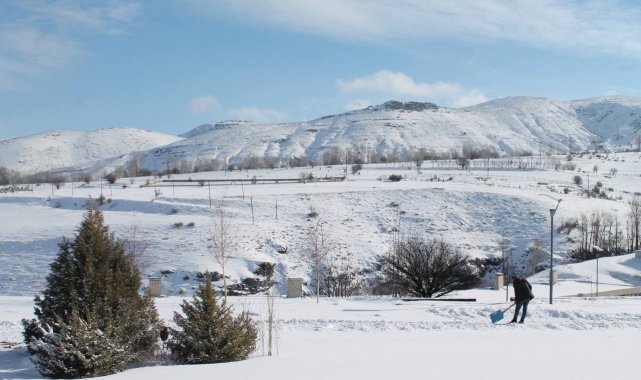 Bayburt&#039;un yüksek kesimleri yağan karla beyaza büründü