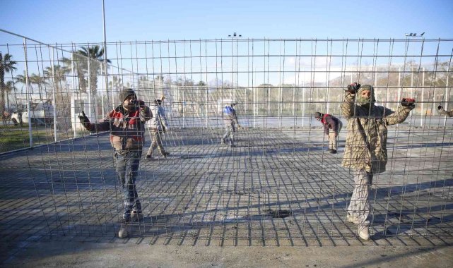 Beach Park'taki tenis ve basketbol sahalarına yenileme çalışması