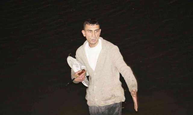 Bekçilerden kaçarken sulama kanalına girdi, etrafı çevrilince bıçak çıkarıp direndi