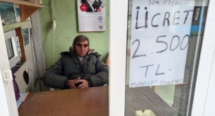 Bekçiliğini yaptığı tuvaletin fiyatına zam yapıp kendini müdür atadı.