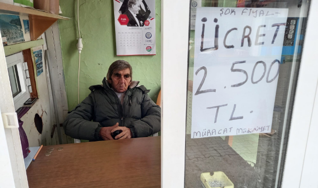 Bekçiliğini yaptığı tuvaletin fiyatına zam yapıp kendini müdür atadı.