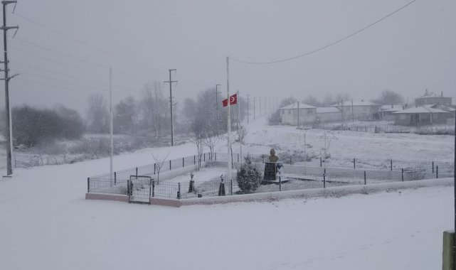 Beklenen kar yurda giriş yaptı: Edirne kısa sürede beyaza büründü