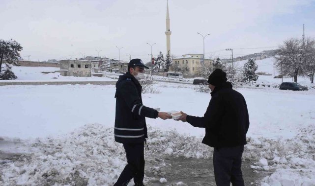 Belediye Başkanı arabayla mahsur kalan vatandaşları taşıdı